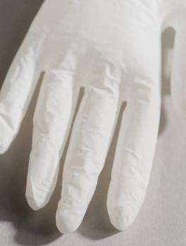 Перчатки нитриловые, белые (плотность 4 г/м²) MEDICOM, 100шт/уп, размер XS