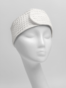 Косметическая повязка на голову с липучкой вафельная, белая