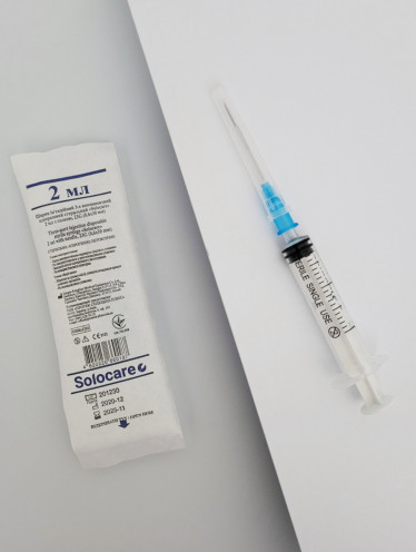 Шприц 2 мл Luer с иглой 23G, Solocare (100 шт/уп)