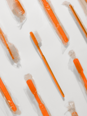 Зубная щетка одноразовая с нанесением пасты (100 шт), оранжевая